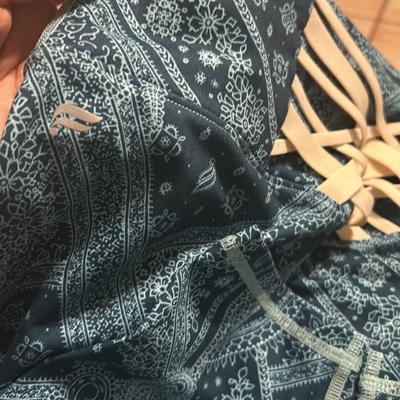 NWT Boost PowerHold® High-Waisted 7/8 Legging size Large Blue Bandana/Tapioca - Picture 8 of 9